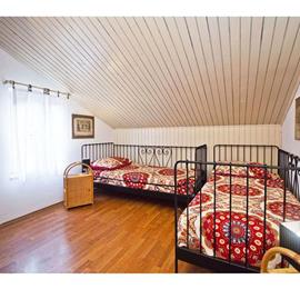 4 bedroom villa with pool in Maslinica, sleeps 8